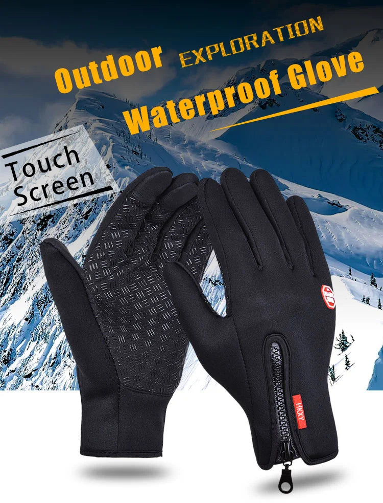 Une paire de gants d'exploration imperméables noirs contre un fond de montagne enneigée.