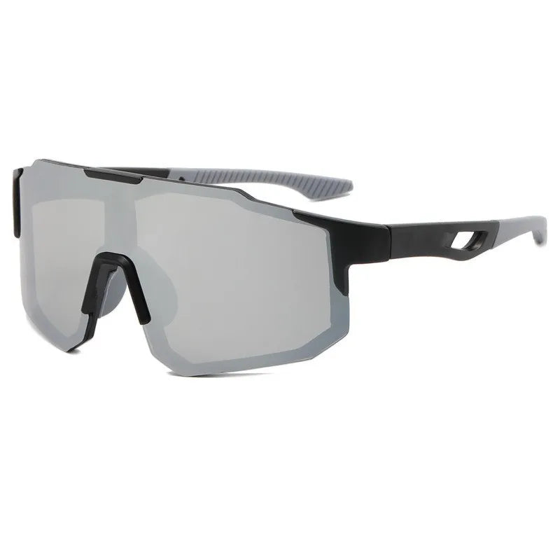 Graue Sport-Sonnenbrille mit flexibem Riemen und dunkel getönten Gläsern