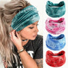 Eine Frau modelliert ein türkis-boho-elastisches Stirnband in ihrem Haar, gezeigt neben anderen Farben.