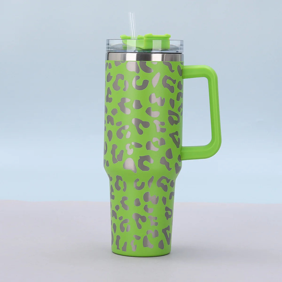 Tasse isotherme en acier inoxydable vert lime avec motif léopard et couvercle vert.