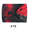 Un bandeau en coton tie-dye noir et rouge noué en nœud.