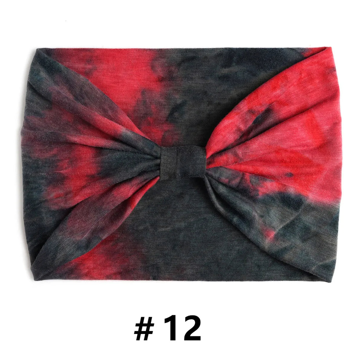 Un bandeau en coton tie-dye noir et rouge noué en nœud.