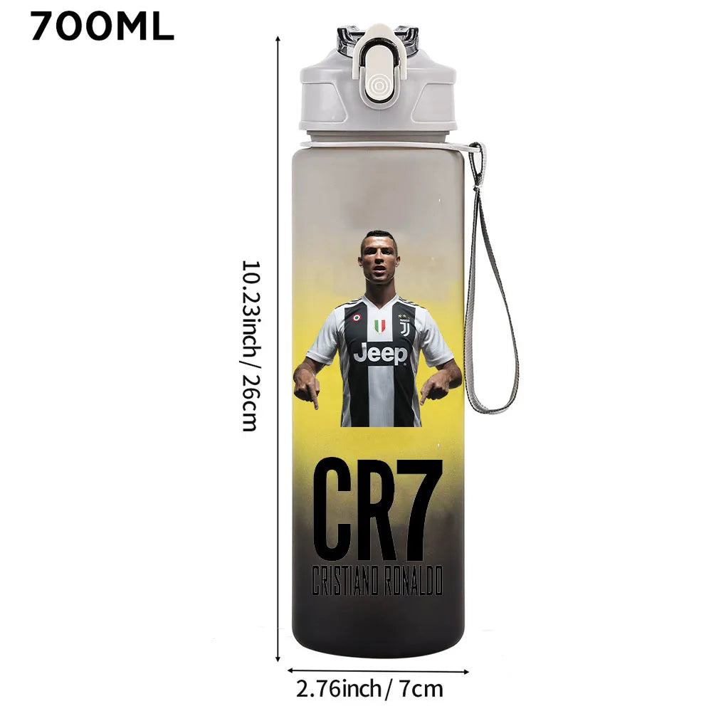 زجاجة ماء رياضية شفافة بتصميم أسود وأبيض يظهر لاعب كرة قدم ونص CR7.