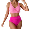 Un mannequin portant un maillot de bain deux pièces à plis et torsades rose vif taille haute.