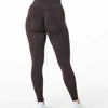 Un mannequin porte des leggings de yoga sans couture à taille haute de couleur brun foncé.