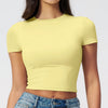 Camiseta amarilla de yoga y fitness de secado rápido usada por una mujer.