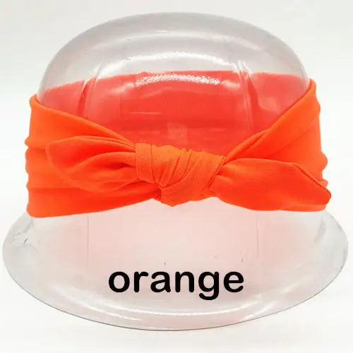 Orange Kaninchenohr-Haarreif displayt auf einem klaren Kunststoffständer