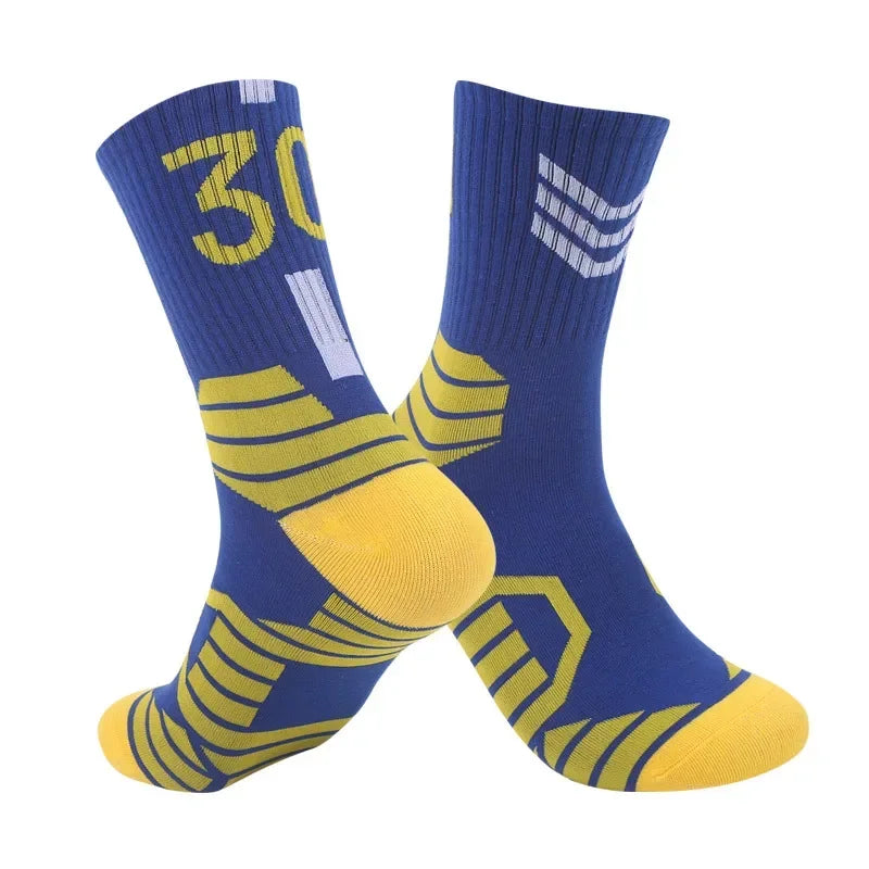 Ein Paar dicker, blau-gelb gemusterter Basketballsocken für Herren.