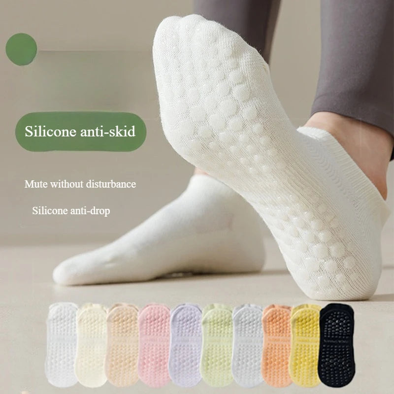 Chaussettes de yoga en silicone anti-dérapantes et anti-chute blanches sur un pied.