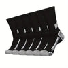 Un paquet de chaussettes de sport noires pour hommes, pliées et présentées sur un fond blanc.