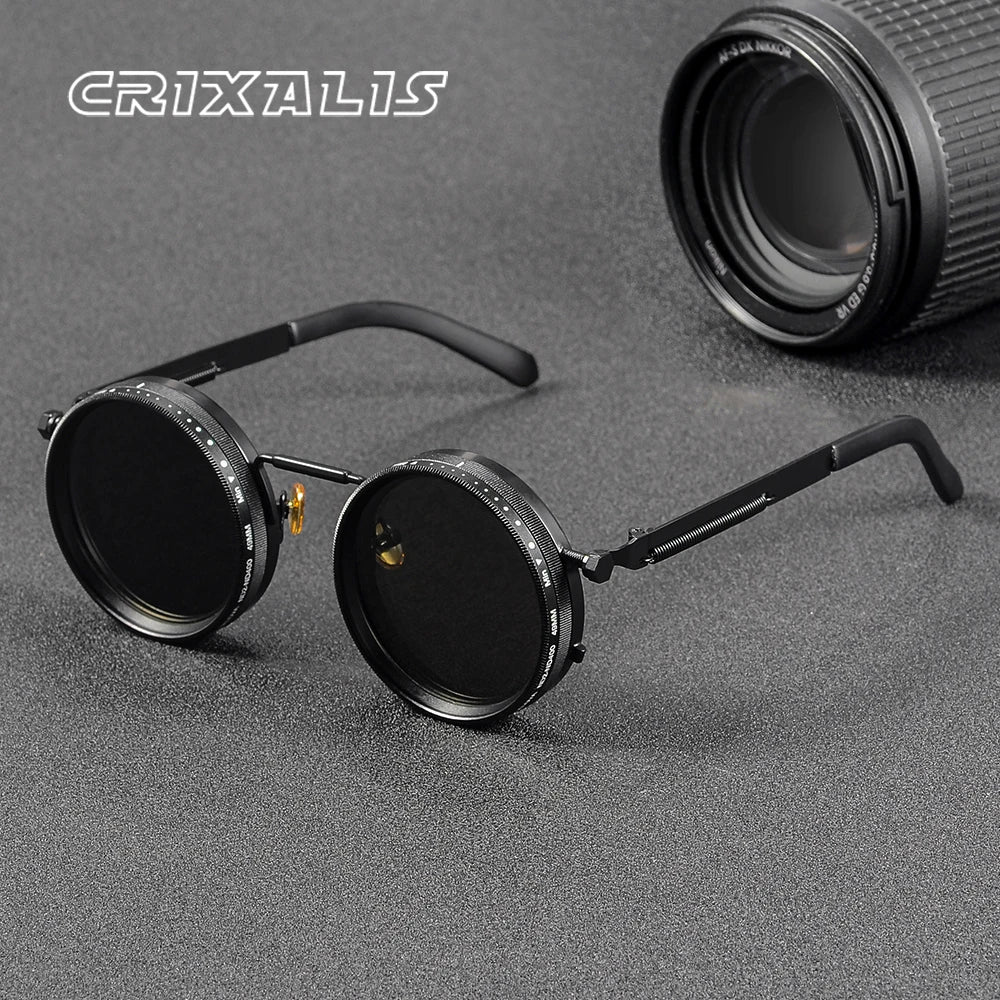 Lunettes de soleil noires polarisées réglables et occultantes, avec une lentille visible, posées sur une surface gris foncé.