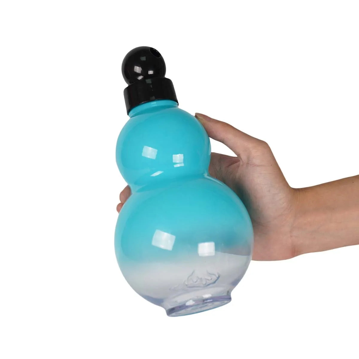 Eine Hand hält eine hellblaue, kürbisförmige Sportflasche mit schwarzem Verschluss und Trageriemen.