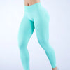 Leggings de yoga de cintura alta sin costuras color aguamarina usadas por una persona.