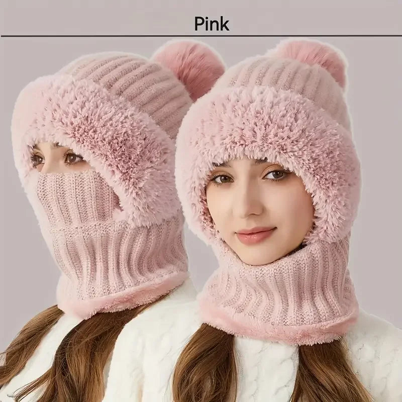 Model trägt eine rosa Thermofleece-Mütze mit winddichten Ohrenabdeckungen.