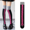 Chaussettes au-dessus du genou avec un dessin de poulet amusant en noir et rose.