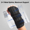 Eine Hand hält eine schwarze orthopädische Kompressions-Handbandage mit zwei Metallkeilen, die maximale Unterstützung demonst