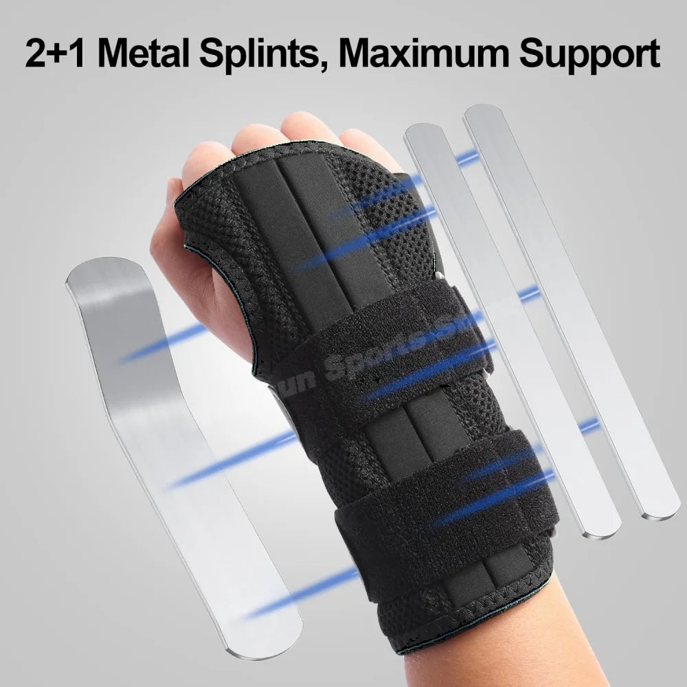 Eine Hand hält eine schwarze orthopädische Kompressions-Handbandage mit zwei Metallkeilen, die maximale Unterstützung demonst