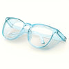 Klare Anti-Fog-Schutzbrille mit hellblauen Rahmen, von der Seite gezeigt.