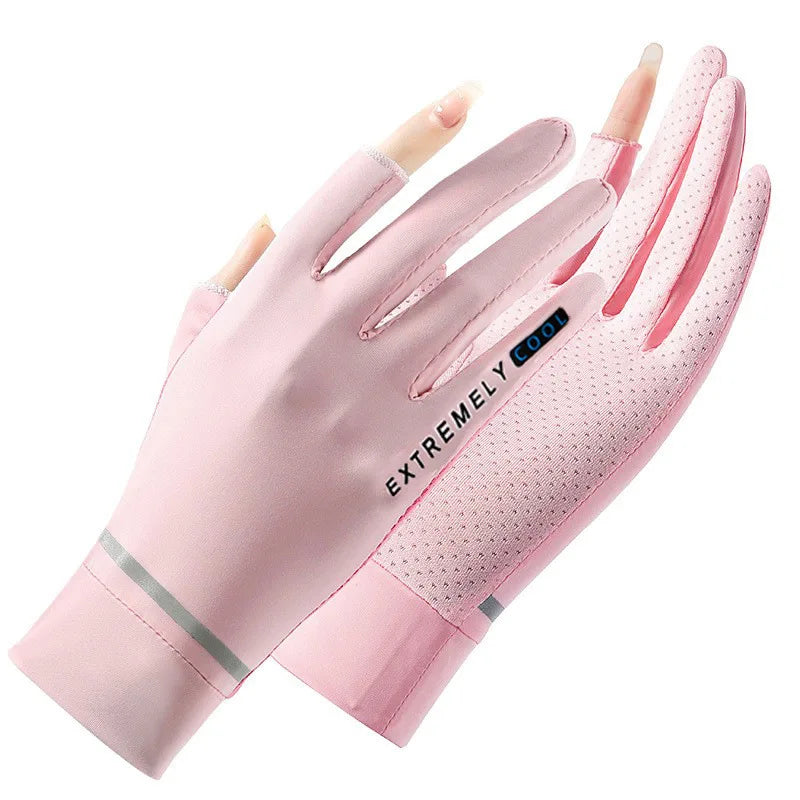 Guantes de ciclismo rosas para proteger del sol, puestos en una mano