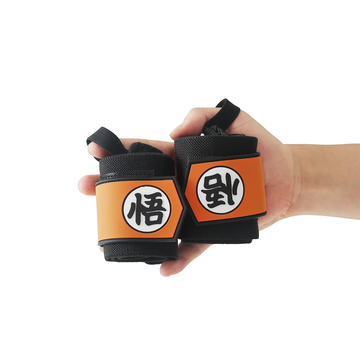 Une main tient un bandeau de poignet noir avec un bracelet orange ornant un caractère chinois de paix en blanc.