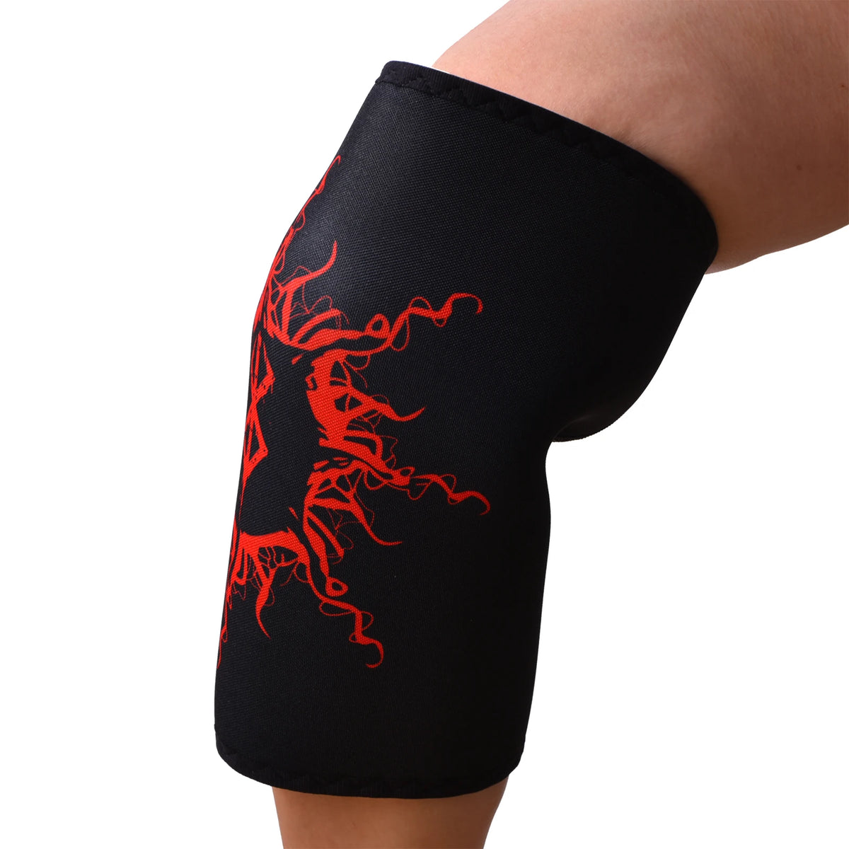 Manche de genou noir avec motif de dragon stylisé rouge sur la jambe.