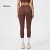 Braune, nahtlose Yoga-Leggings mit hoher Taille, getragen von einem Model, kombiniert mit weißen Socken und leichten Schuhen.