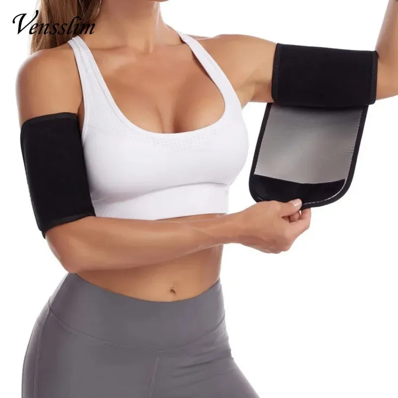 Femme portant un corset body shaper blanc avec rembourrage noir sur le torse.