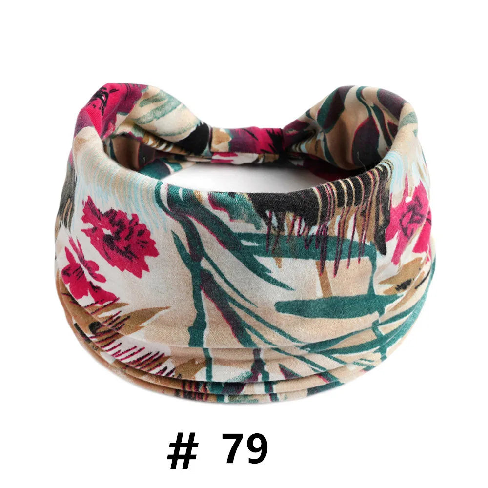 Bandeau en coton stretch façon bohème à motifs floraux dans des tons de rose, vert et marron.
