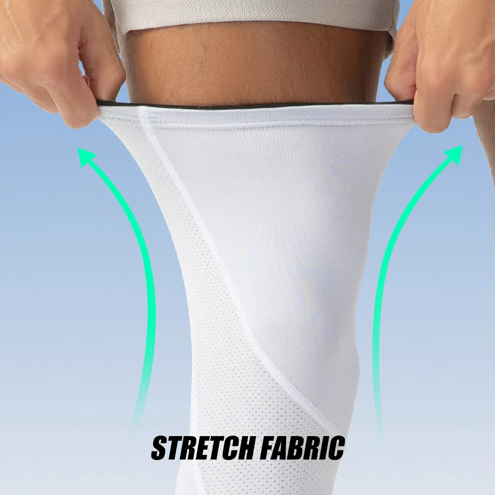 Nahaufnahme von weißen Stretch-Kompressionsbeinsäcken, die auf dem Oberschenkel einer Person gehalten werden.
