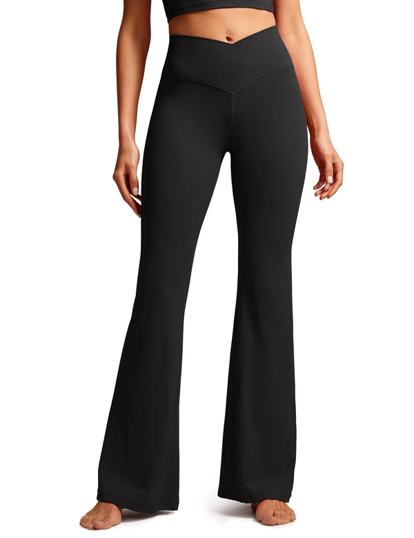 Un mannequin portant des leggings à coupe évasée et croisée noirs taille haute.