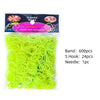Paquete con bandas elásticas para telar en amarillo neón, un gancho S y una aguja para hacer pulseras.