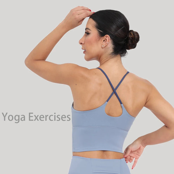 Una mujer demuestra un ejercicio de yoga usando un sujetador deportivo azul claro y la ropa interior a juego.