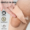 Eine Hand appliziert beige Kinesiotape auf das Knie einer Person am Bein.