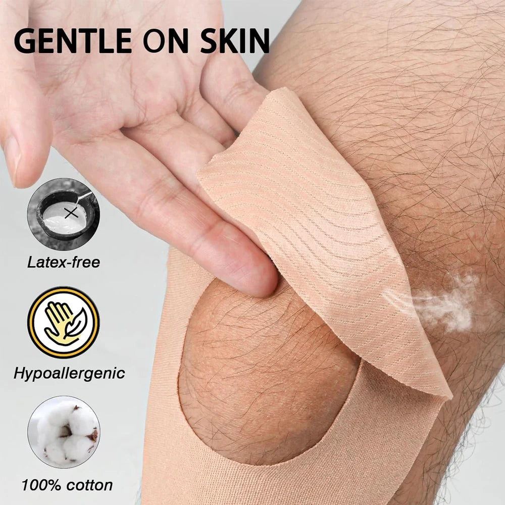 Eine Hand appliziert beige Kinesiotape auf das Knie einer Person am Bein.