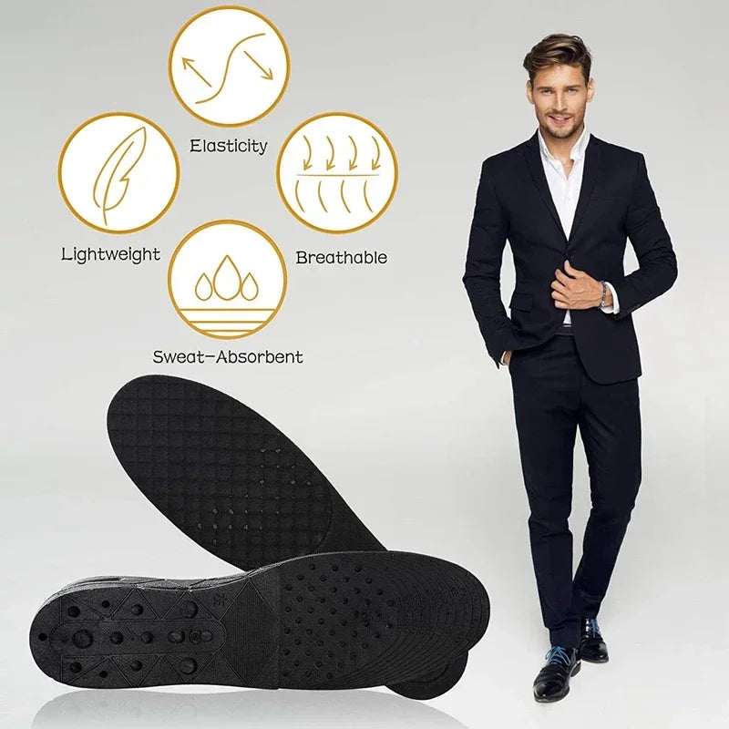Un homme à côté d'un insert de chaussure noir et d'une chaussure noire, avec des caractéristiques comme l'élasticité, la légè