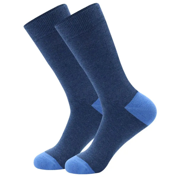 Un par de calcetines de vestir azul oscuro con un dobladillo azul claro y un patrón de rayas.