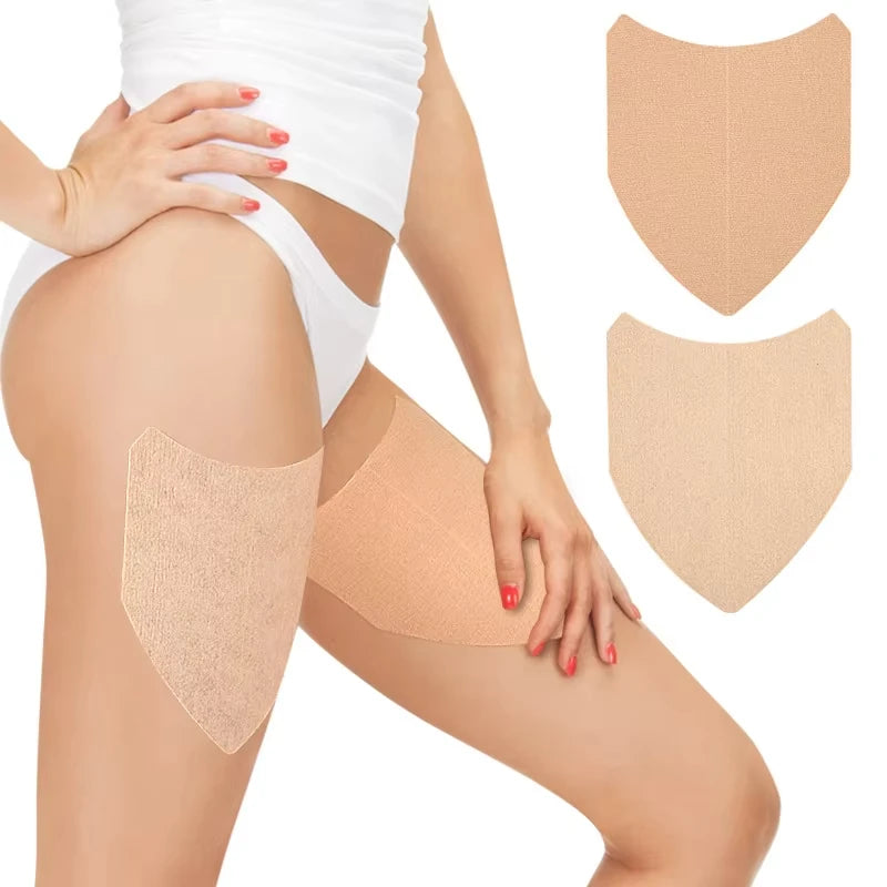 Une femme applique des bandes anti-frottement beige sur sa jambe, montrant le produit et son application.
