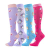 Un set de trois chaussettes de compression colorées avec différents motifs d'animaux pour le soutien des veines.