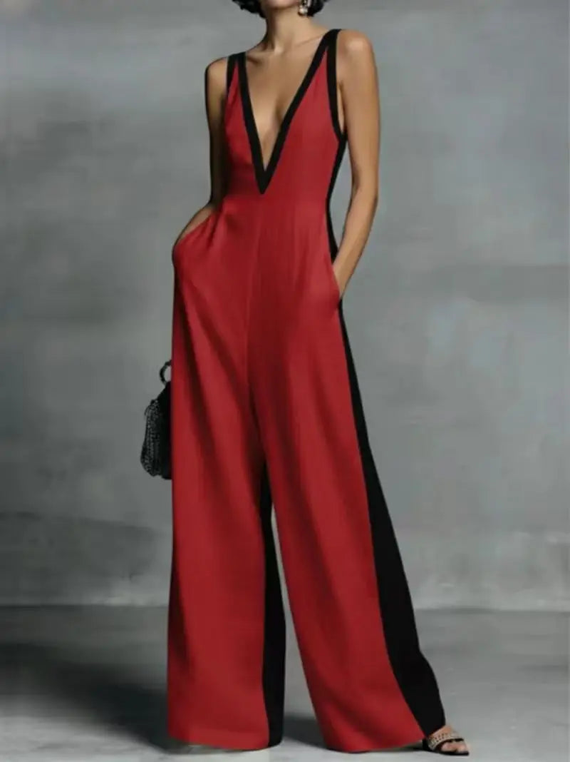 Un mannequin porte une combinaison à encolure en V bicolore rouge et noir avec poches.