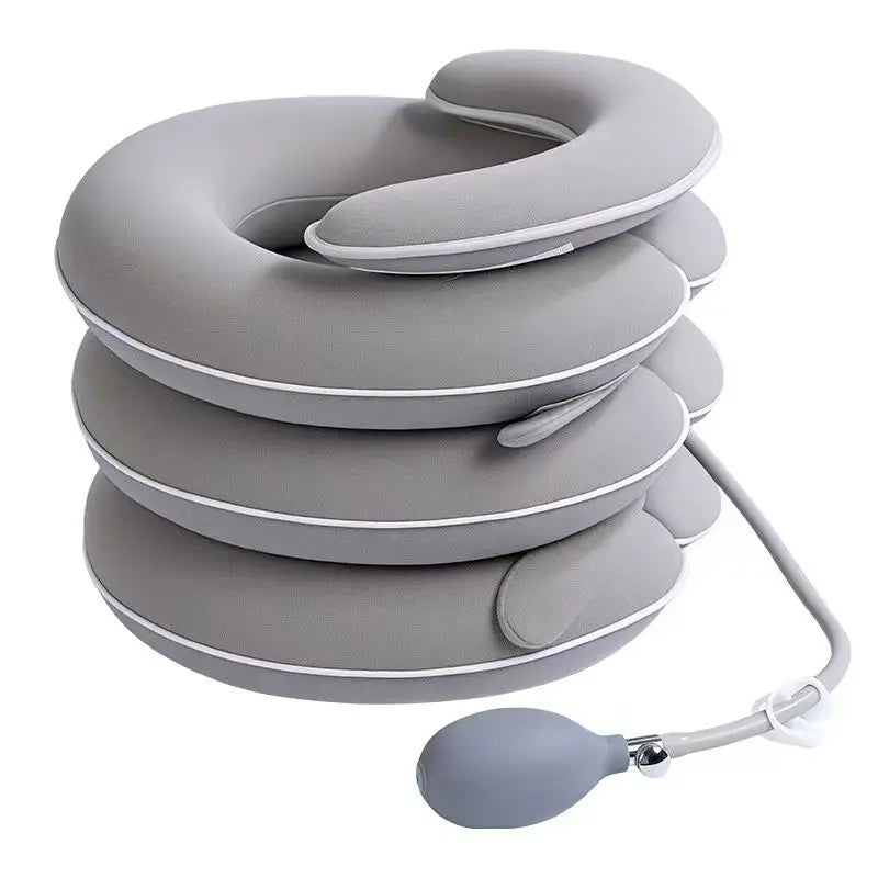 Una pila de soportes de tracción cervical inflables grises con una pieza superior suelta.