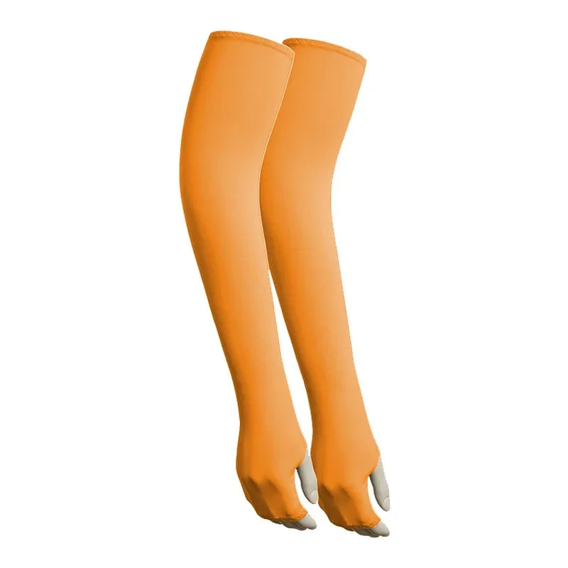 Ein Paar leuchtend orangefarbener Cooling-Armschläuche in vertikaler Ansicht.