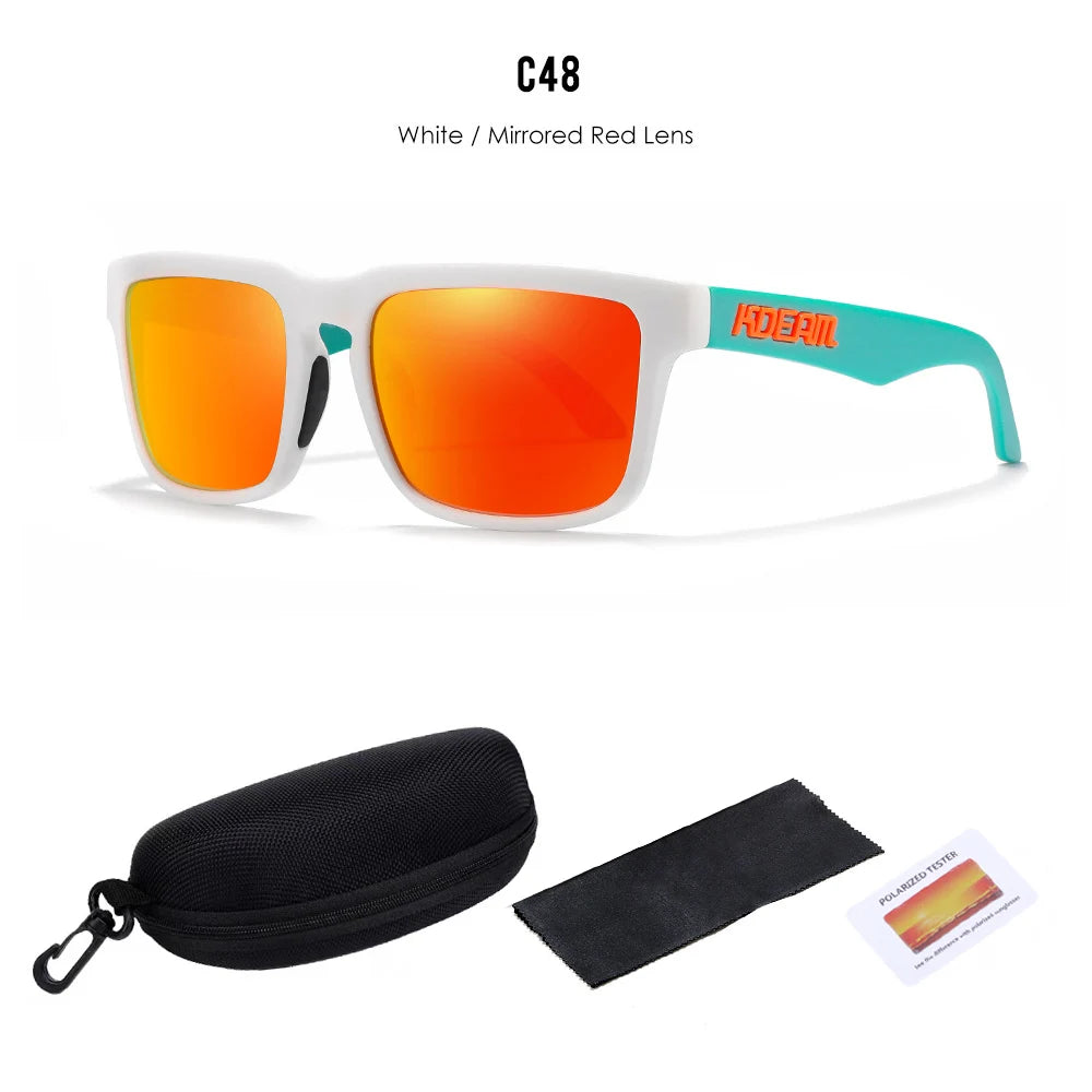 Weiße Sonnenbrille mit spiegelnden roten Linsen und orangefarbenem Rahmen, zusammen mit einer Schutzhülle und einem Linsentes