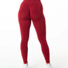 Un modèle porte un legging de yoga sans couture rouge à taille haute.
