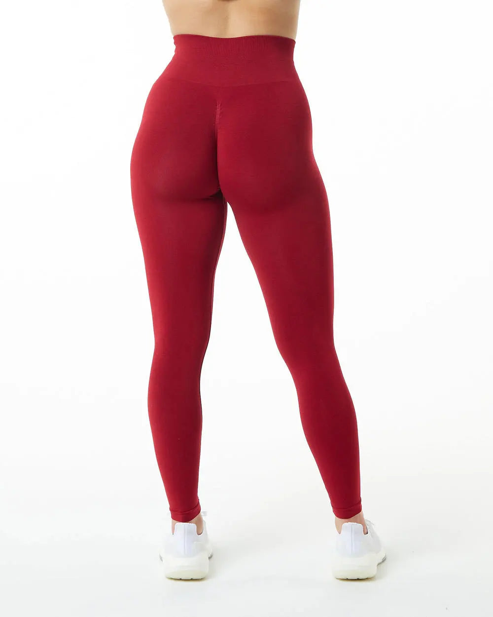 Un modèle porte un legging de yoga sans couture rouge à taille haute.