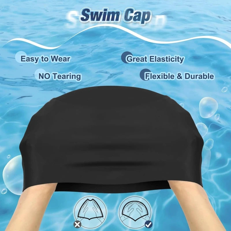 Una gorra de silicona negra se muestra puesta en la cabeza de una persona en el agua, destacando su flexibilidad y durabilida