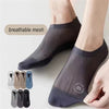 Une paire de chaussettes en maille gris foncé et respirantes portée sur un pied, avec différentes options de couleurs affiché