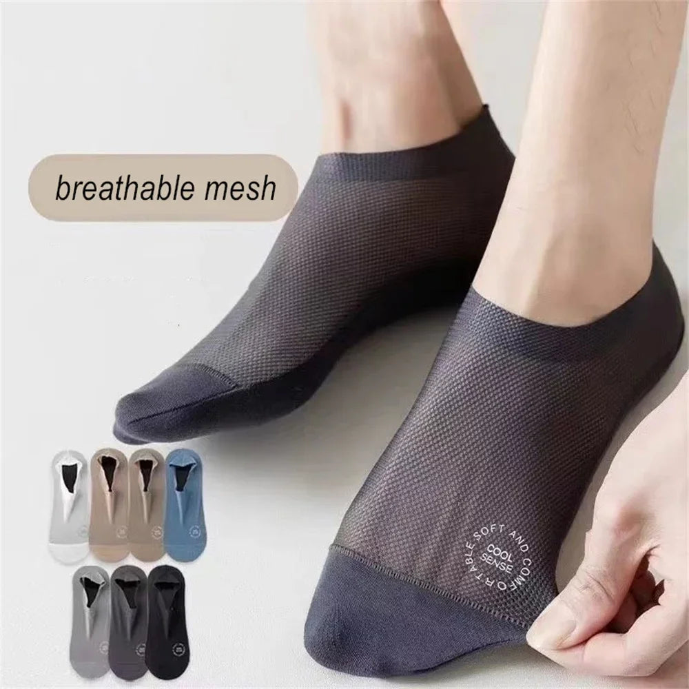 Une paire de chaussettes en maille gris foncé et respirantes portée sur un pied, avec différentes options de couleurs affiché