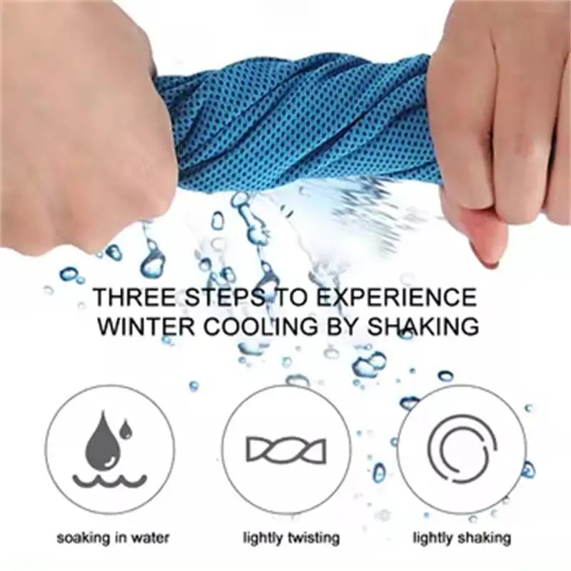Mains serrant une serviette de refroidissement bleue circulaire dans l'eau pour le refroidissement hivernal