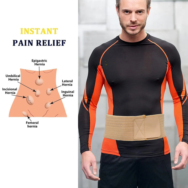 Un hombre vistiendo una camisa negra de manga larga con detalles naranjas y un cinturón abdominal beige para hernia.