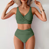 Un mannequin porte un maillot de bain deux pièces côtelé et plissé, vert olive, taille haute.